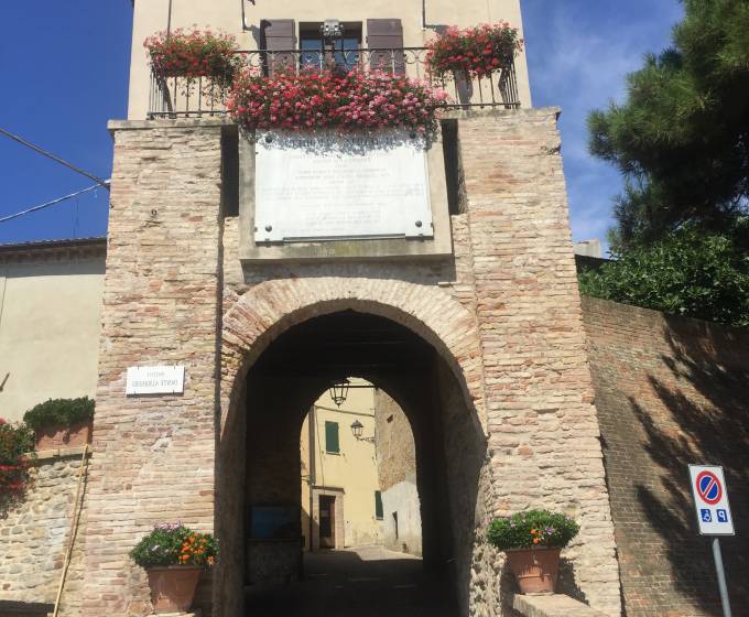 Fiorenzuola di Focara: patrimonio storico e natura incontaminata